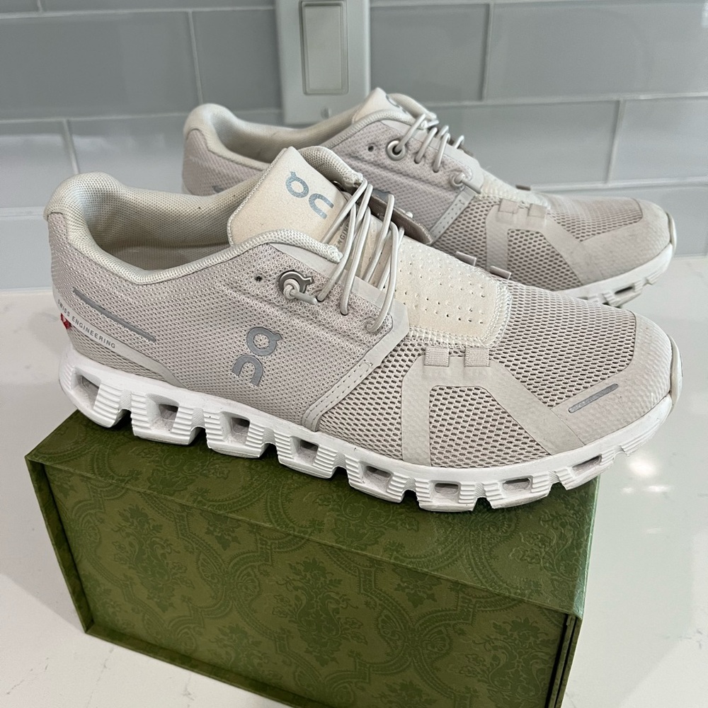 On running white pearl cloud 5